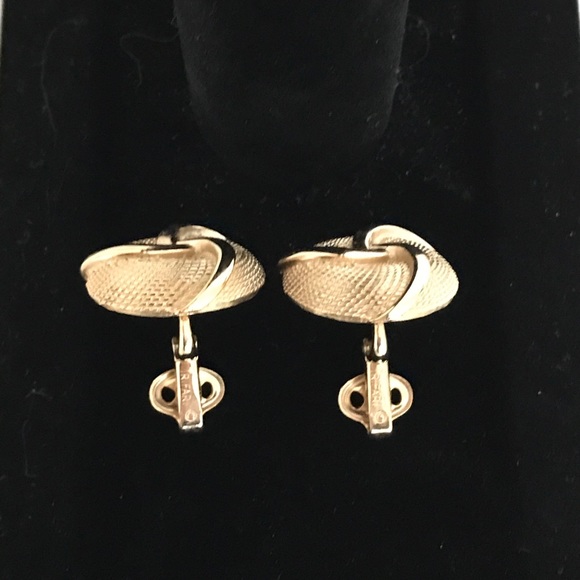 RARE VTG 1960s Crown Trifari Gold Tone Statement Earrings Basketweave Design - Picture 3 of 15